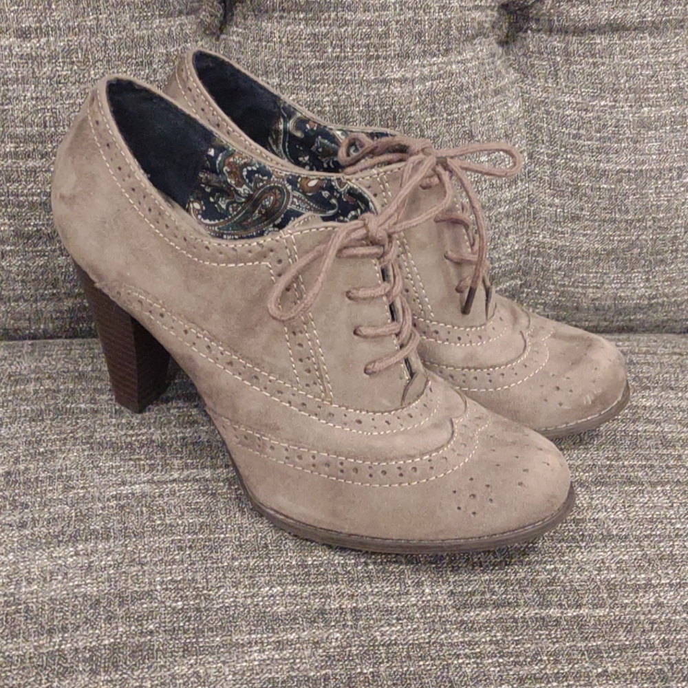 Fioni soft brown lace up boots.
